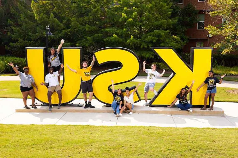 一群高丽大学学生在高丽大学标志前拍照.