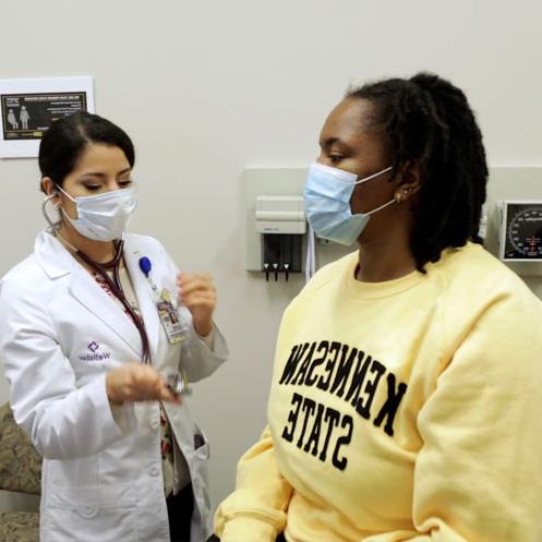 学生在苏州市健康中心接受护理