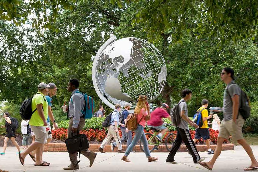 正规博彩十大网站排名 students walking on Marietta Campus by the globe.